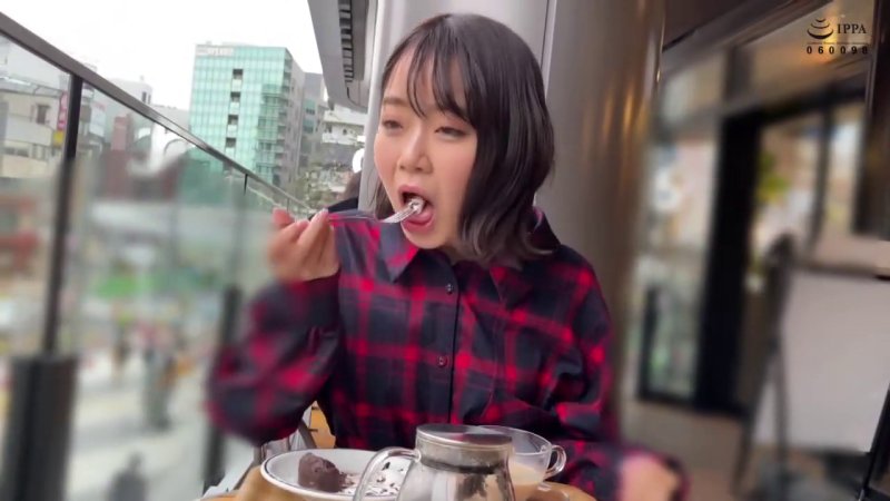 インテリ女子大生が素人ホイホイに!色白美乳の真央が2発顔射でイキまくる