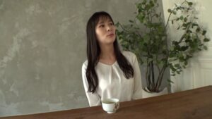 年下男の若き精子を搾り取る！巨乳美熟女の痴女り両足コキ