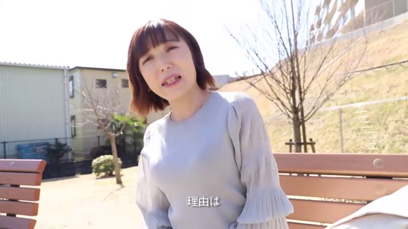 「恥ずかしいぃぃ」と喘ぐ清楚系ヤリマン熟女！言葉責めで潮吹き連発のNTR劇