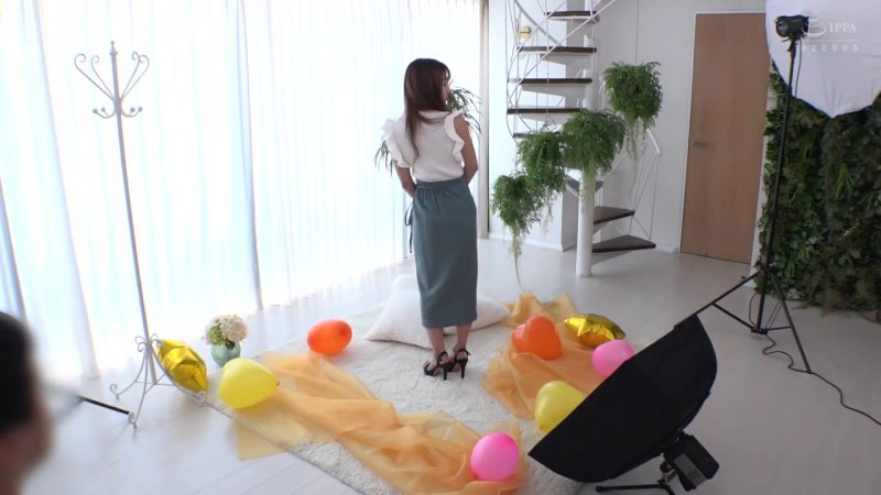 変態夫婦のベストマッチング!夫が見守る中、人妻が男性モデルと密着撮影