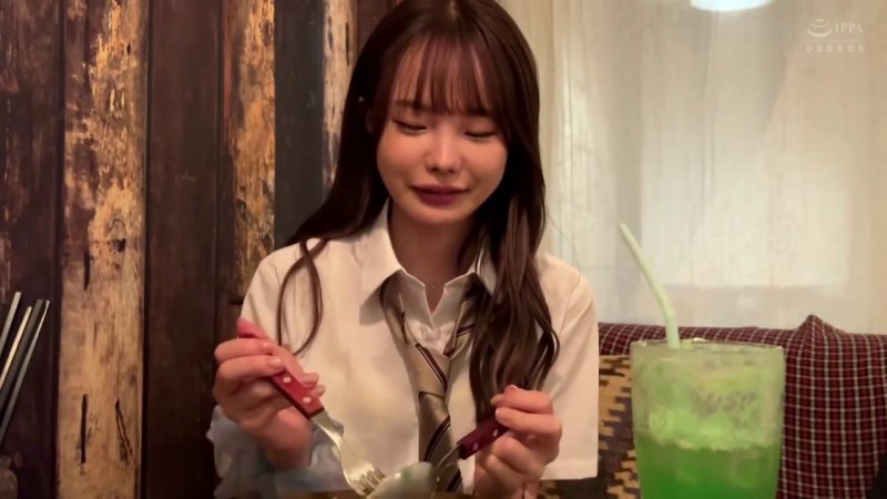 制服のままゴム無しパコパコ！小悪魔スレンダーの生ハメ中出し