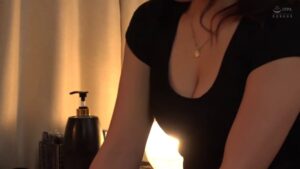 ほぼ下着のような恰好で客を誘惑するメンエス嬢！鼠径部刺激とオッパイタッチでパツパツ紙パンツを剥ぎ取る